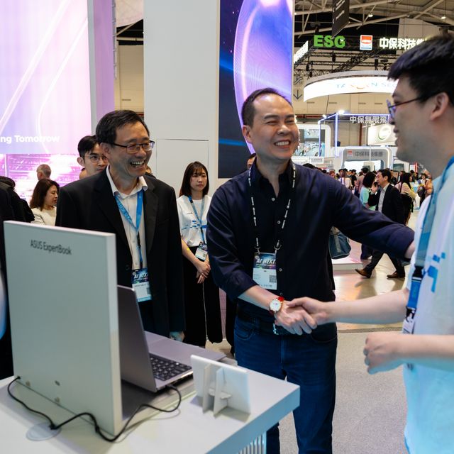 Jack Huynh, AMD’s SVP and GM of Computing and Graphics, receives an introduction from the ASUS Commercial BU team at the ASUS booth during Computex.